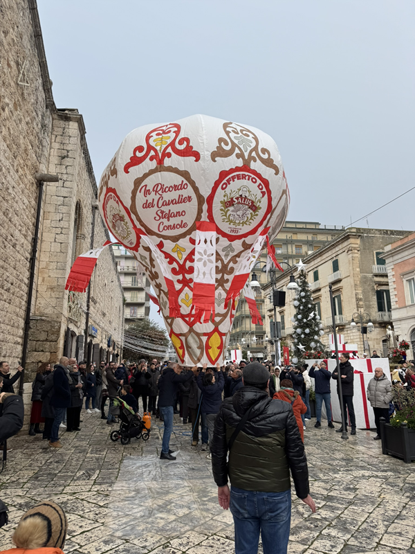 en ballon sendes for Sankt Stefano, byens skytshelgen